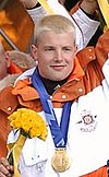 https://upload.wikimedia.org/wikipedia/commons/thumb/6/6b/AL_Medaillengewinner_im_Viererbob_bei_den_Olympischen_Spielen_2002_cropped.JPEG/100px-AL_Medaillengewinner_im_Viererbob_bei_den_Olympischen_Spielen_2002_cropped.JPEG